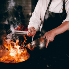 Kokk lager varm mat til arrangement