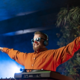 DJ spiller musikk som underholdning på event