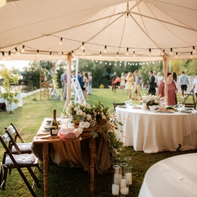 Partytelt med bord og stoler til ditt selskap